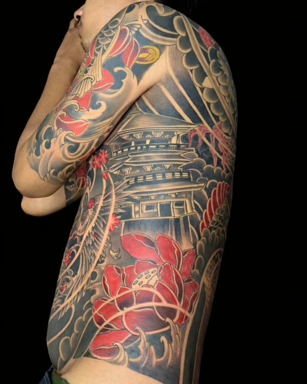 ลายสักญี่ปุ่นแบบอิเรซึมิ แขนเสื้อกับวัดและดอกบัว