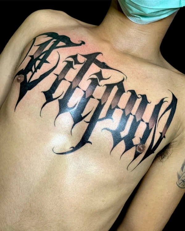 ลายสักตัวอักษรแบล็คเวิร์กแบบโกธิก