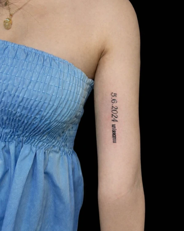 ลายสักเส้นบางแบบมินิมอล (date script tattoo)